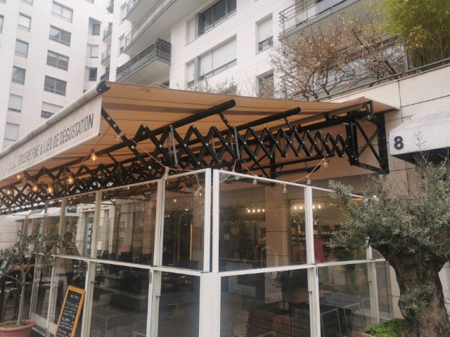 Stores a bras pantographe d'un restaurant réalisé par le storiste Arc En Ciel