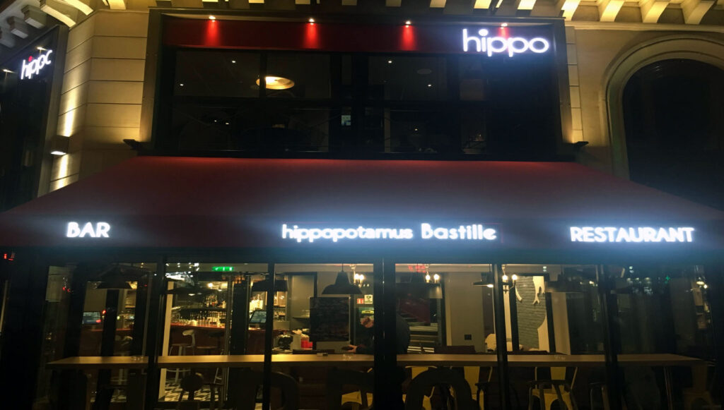 Lambrequin lumineux, stores et enseigne du restaurant Hippotamus Bastille par le storiste Arc En Ciel