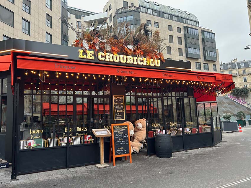 Le Choubichou: Enseigne, Stores, Terrasse